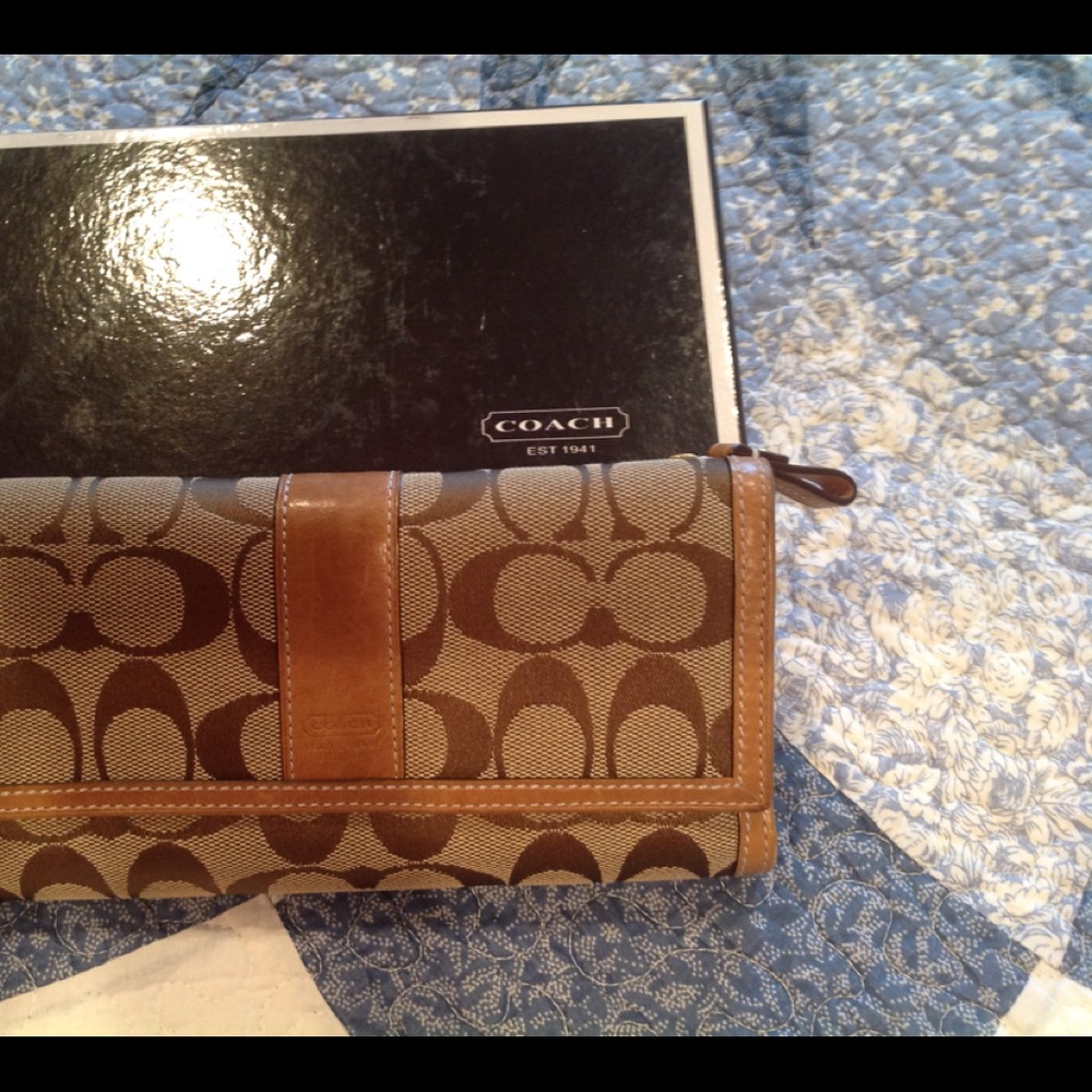 🔥Authentic Coach Wallet with Box 🔥